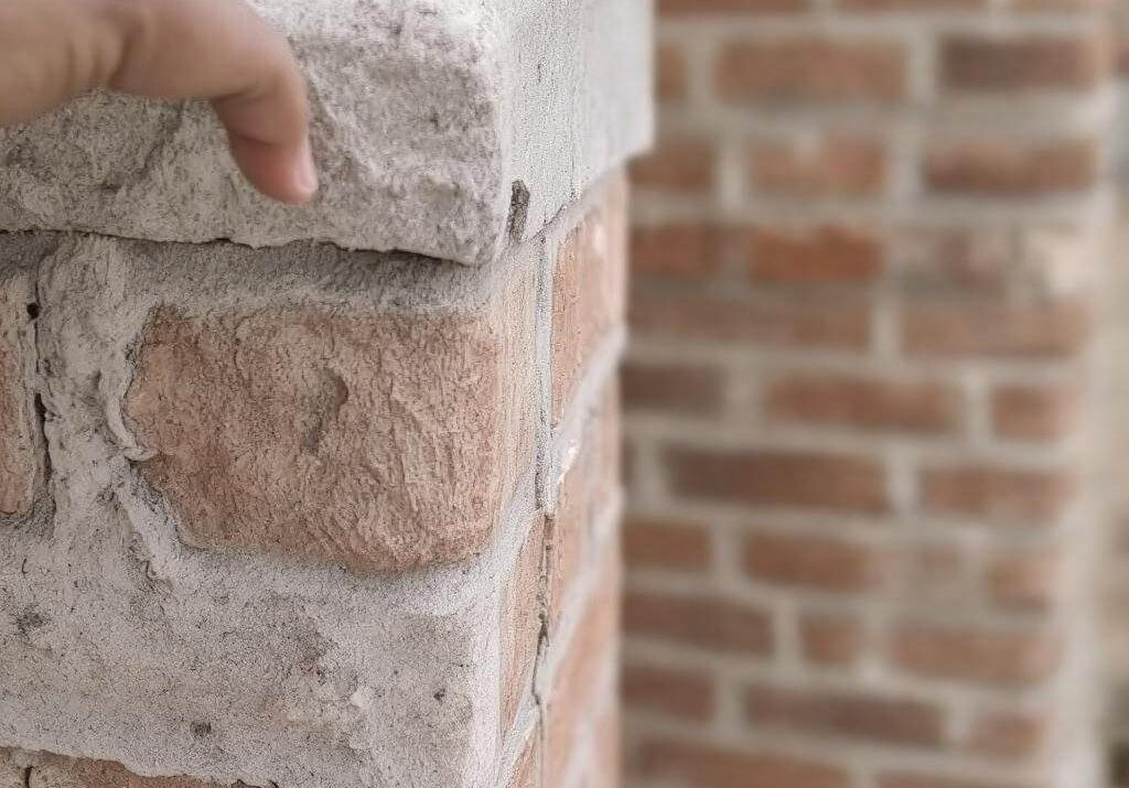 Cegły i zaprawa w budowie komina