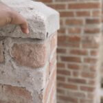 Cegły i zaprawa w budowie komina