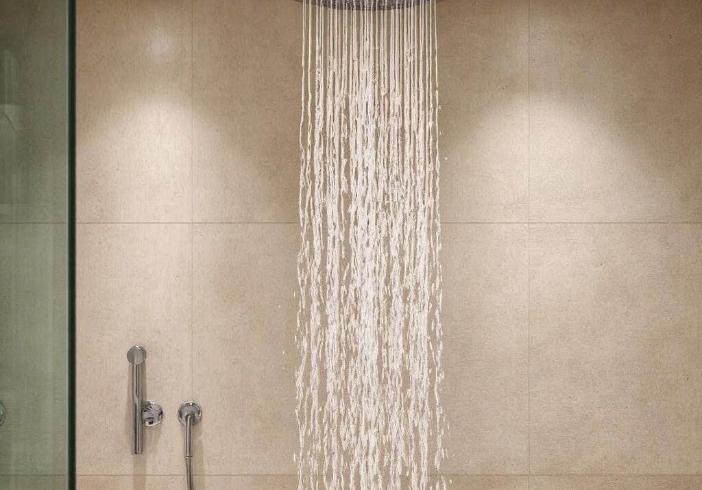 Deszczownica w przestronnej łazience z delikatnym oświetleniem