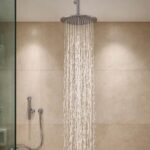 Deszczownica w przestronnej łazience z delikatnym oświetleniem