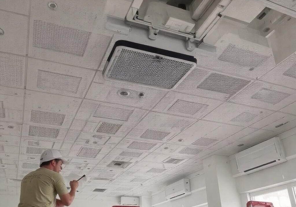 Instalacja sufitów kasetonowych w biurze