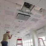 Instalacja sufitów kasetonowych w biurze