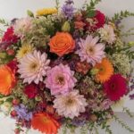 Kreatywne połączenie kwiatów w bukiecie ślubnym