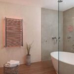 Nowoczesny grzejnik w minimalistycznym wnętrzu