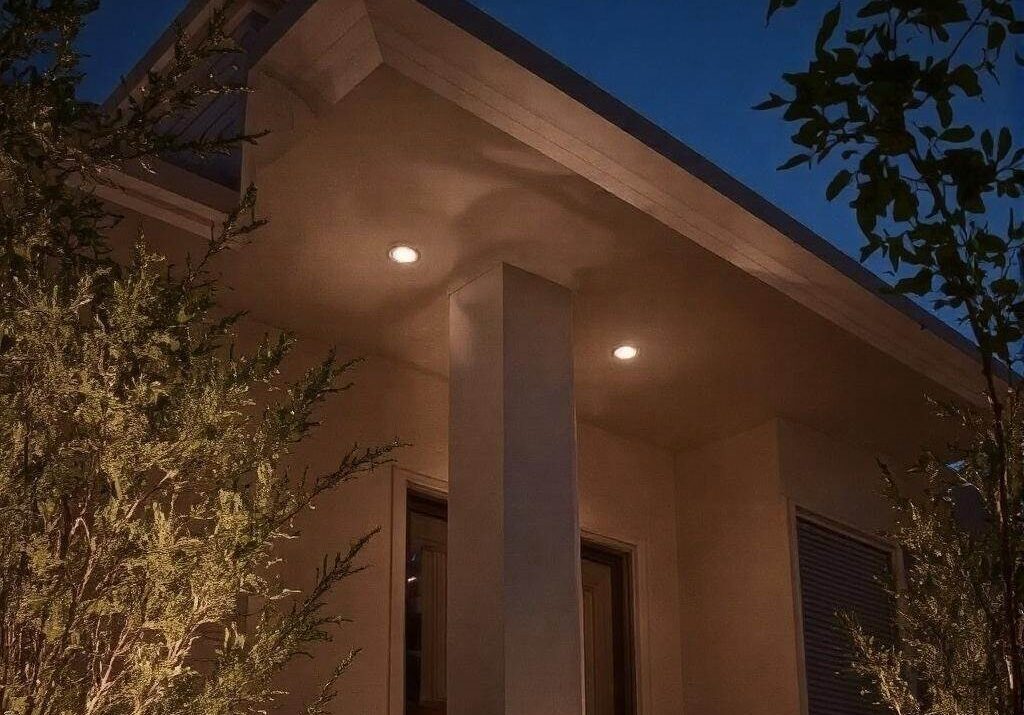 Oświetlenie architektoniczne na elewacji