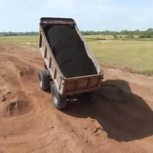 Transport ziemi czarnej na budowę