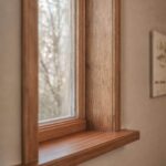 Wnętrze z parapetem winchester w świetle dziennym