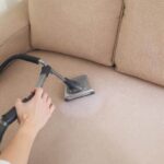 Wycieranie brudu z tapicerki