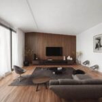 Zrównoważony design salonu z drewnianymi elementami