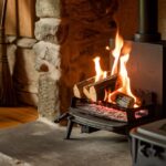 0Detal ognia i brykietów drzewnych w piecu co