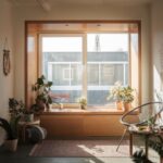 0Nowoczesne wnętrze z ciepłym parapetem i dużym oknem