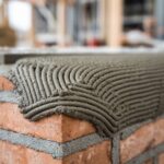 Aplikacja zaprawy szamotowej na powierzchni