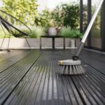 Czyszczenie tarasu z desek kompozytowych w słoneczny dzień