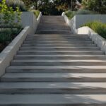 Detal tekstury betonowych stopni na schodach zewnętrznych