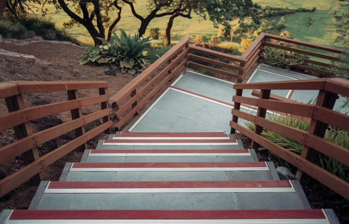 Estetyczne wykończenie schodów betonowych kamieniem