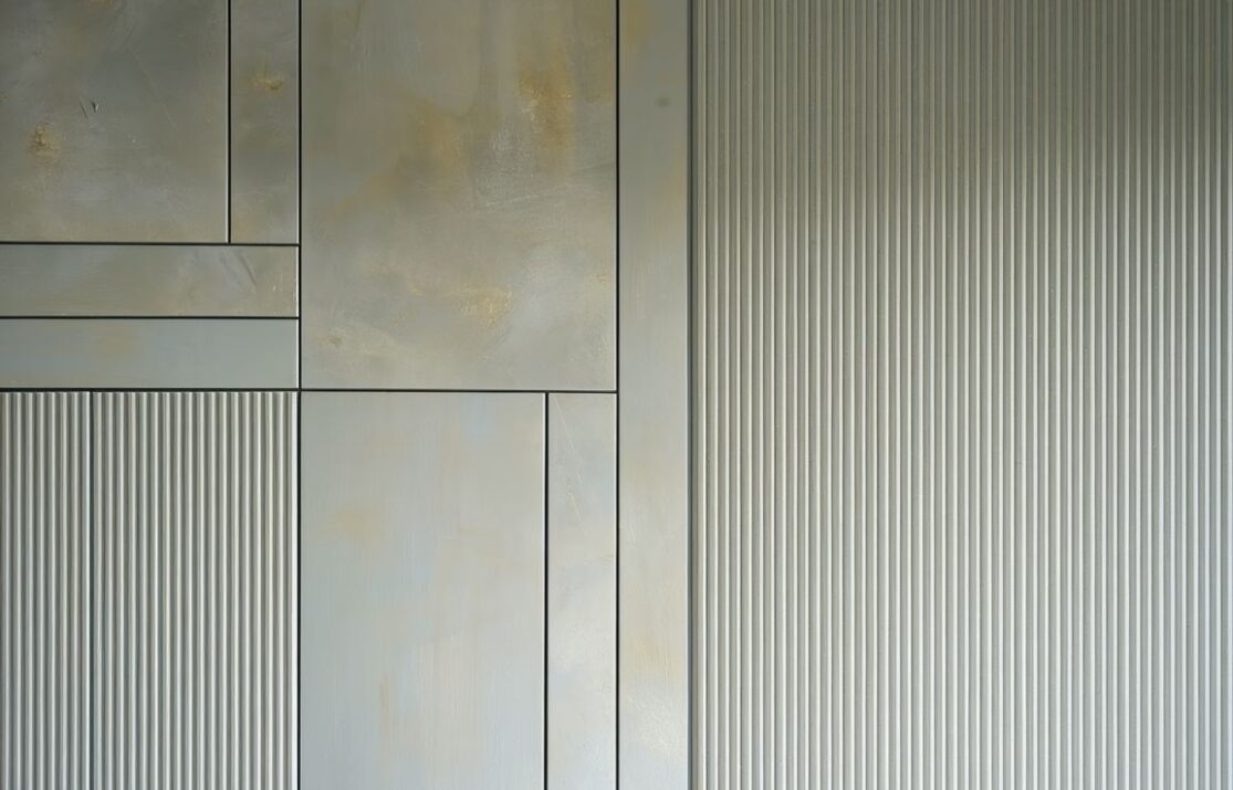 Fachowiec nakładający klej na panele winylowe