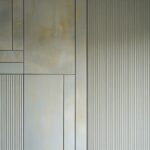 Fachowiec nakładający klej na panele winylowe