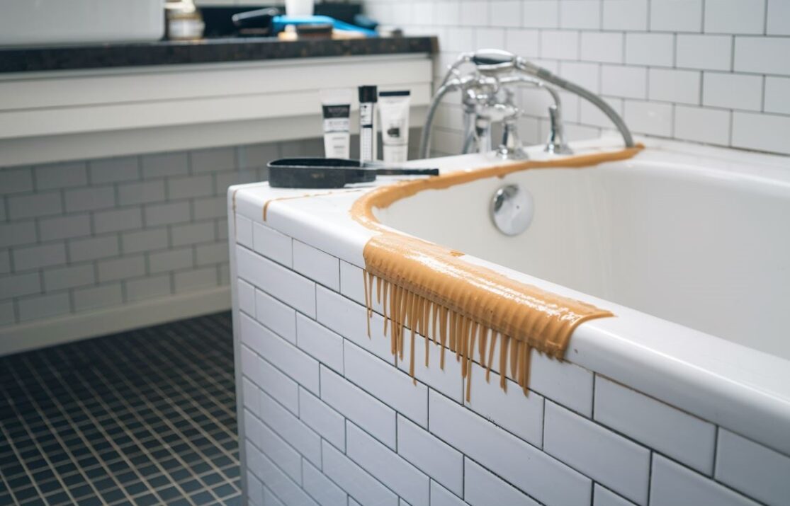 Łazienka z nowo nałożonym silikonem na krawędziach