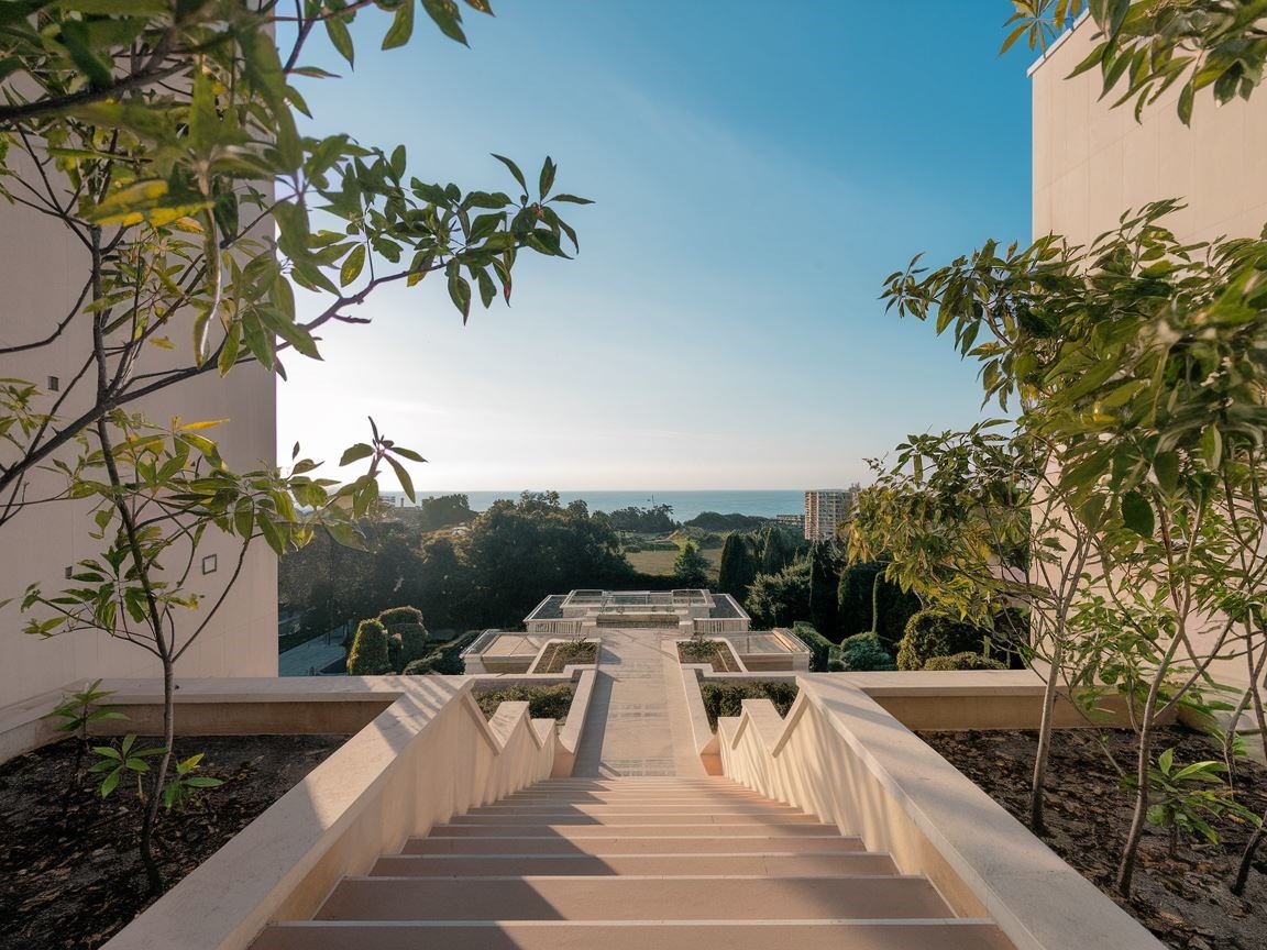 Luksusowy taras ze schodami w świetle dziennym