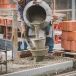 Mieszanie zaprawy murarskiej w wiadrze