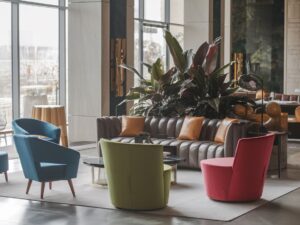 Nowoczesny salon z kontrastującymi krzesłami i kanapą