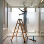 Squeegee używany podczas aplikacji folii na szkło