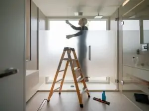 Squeegee używany podczas aplikacji folii na szkło