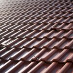 Tekstura dachówek ceramicznych na dachu domu