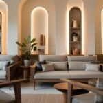 Wnętrze z szarą kanapą i brązowym stolikiem kawowym