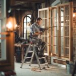 Zbliżenie na drewnianą ramę w trakcie renowacji