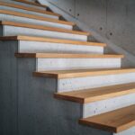 Zbliżenie na drewniane podstopnie w jasnym wnętrzu