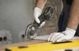 głośny remont w bloku